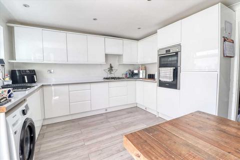 20 Blake Drive, Clacton-on-sea, CO16 8ED