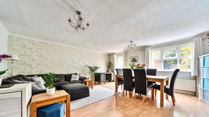 Lounge/Dining Area