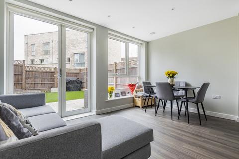 5 Davenant Way, Acton, London, W3 8DN