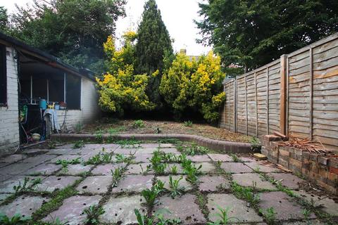 4 bedroom house to rent, More Close, London E16
