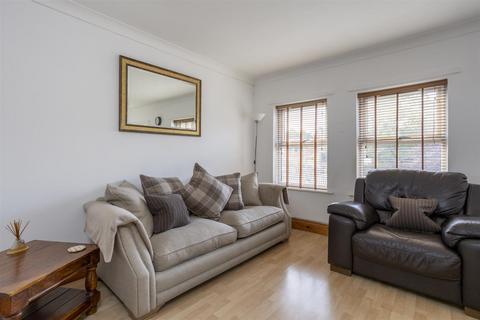 2 bedroom flat to rent, Escrick Street, York