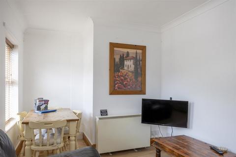 2 bedroom flat to rent, Escrick Street, York