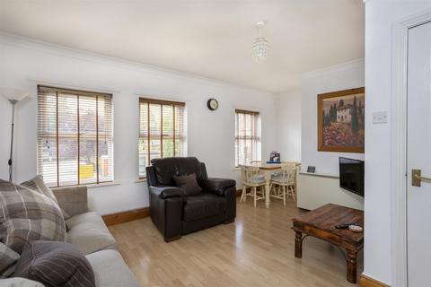2 bedroom flat to rent, Escrick Street, York