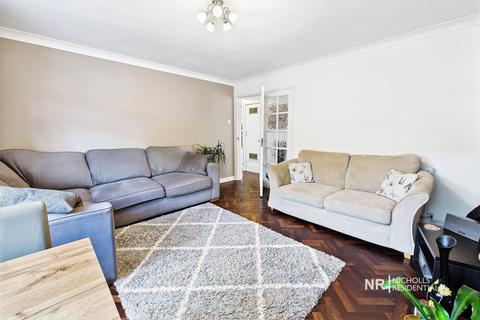 4, Bray Court North Parade, Chessington, KT9 1QN
