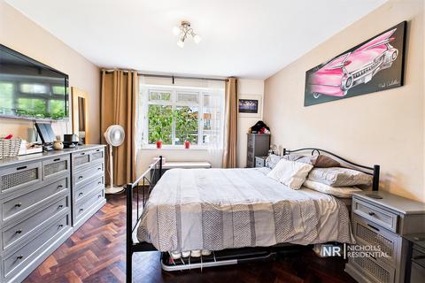 4, Bray Court North Parade, Chessington, KT9 1QN
