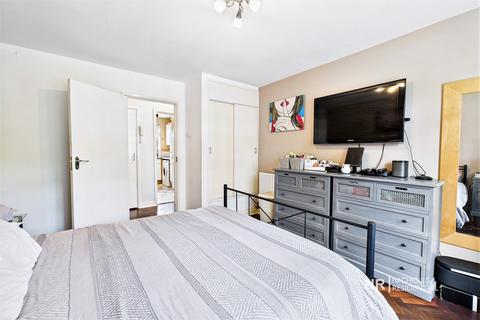 4, Bray Court North Parade, Chessington, KT9 1QN