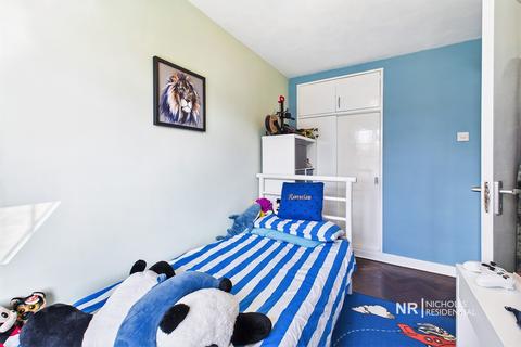 4, Bray Court North Parade, Chessington, KT9 1QN
