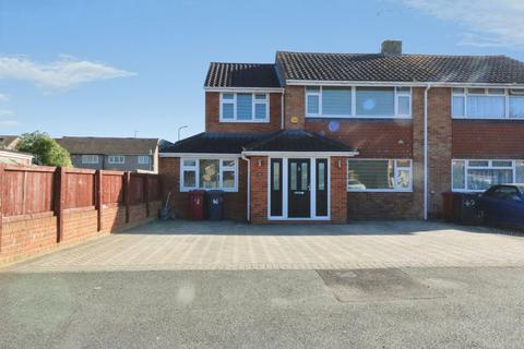 3 bedroom semi-detached house to rent, Seacourt Road, Langley