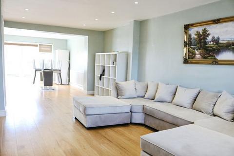 3 bedroom semi-detached house to rent, Seacourt Road, Langley