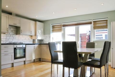 3 bedroom semi-detached house to rent, Seacourt Road, Langley
