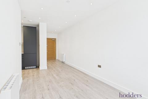 Studio to rent, Station Road, Addlestone, KT15