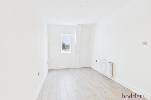 Studio to rent, Station Road, Addlestone, KT15