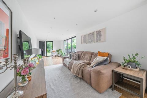 4 bedroom semi-detached house for sale, Avenue Road, London, N14