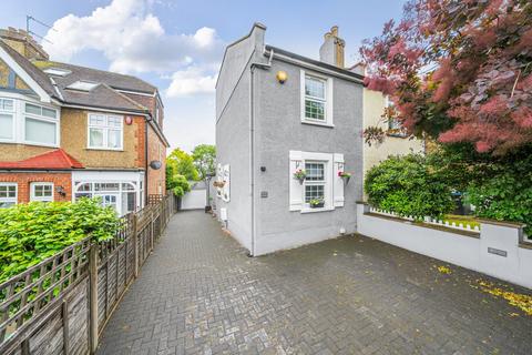4 bedroom semi-detached house for sale, Avenue Road, London, N14