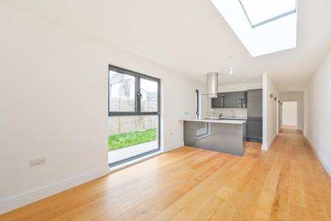 2 bedroom bungalow for sale, Ironbridge Mews, London, E15