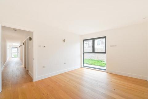2 bedroom bungalow for sale, Ironbridge Mews, London, E15