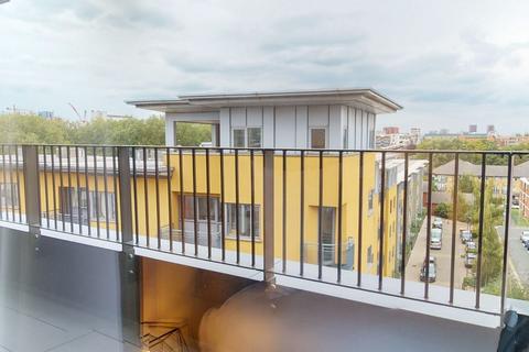 3 bedroom flat to rent, Cremer Street