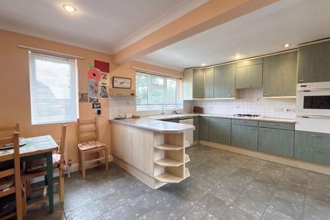 8a Long Close, Farnham Common, Slough, SL2 3EJ