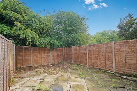 16 Nicholas Close, Greenford, UB6 9UH