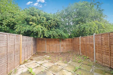16 Nicholas Close, Greenford, UB6 9UH