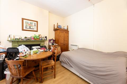 Studio to rent, 7 De Vere Gardens, London, W8