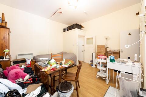Studio to rent, 7 De Vere Gardens, London, W8