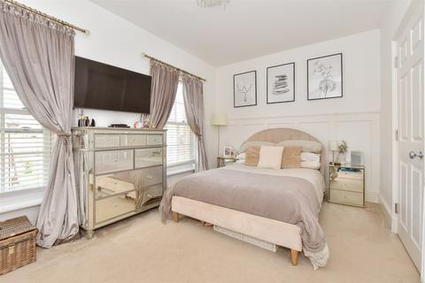 14 Sparrowhawk Way, Whitfield, Dover, CT16 3GZ
