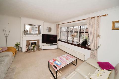12 Manor Park, Preston, Hull, HU12 8XE