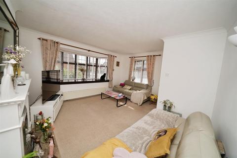 12 Manor Park, Preston, Hull, HU12 8XE