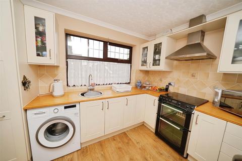 12 Manor Park, Preston, Hull, HU12 8XE