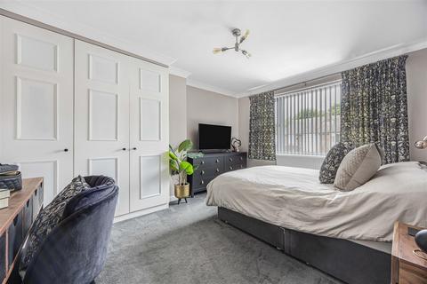 29 Cedar Way, Basingstoke, RG23 8NG