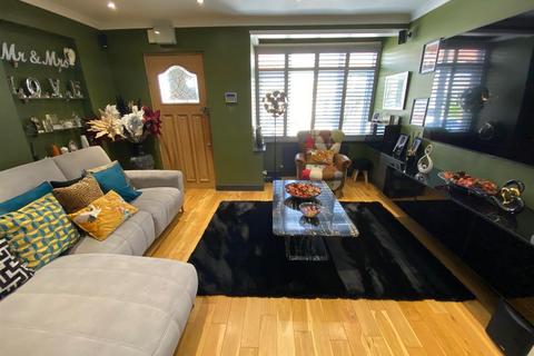 4 bedroom end of terrace house for sale, Beam Avenue -, Dagenham