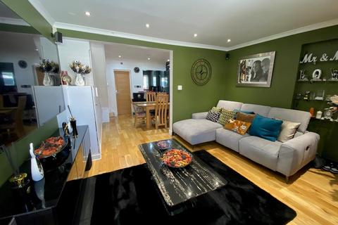 4 bedroom end of terrace house for sale, Beam Avenue -, Dagenham