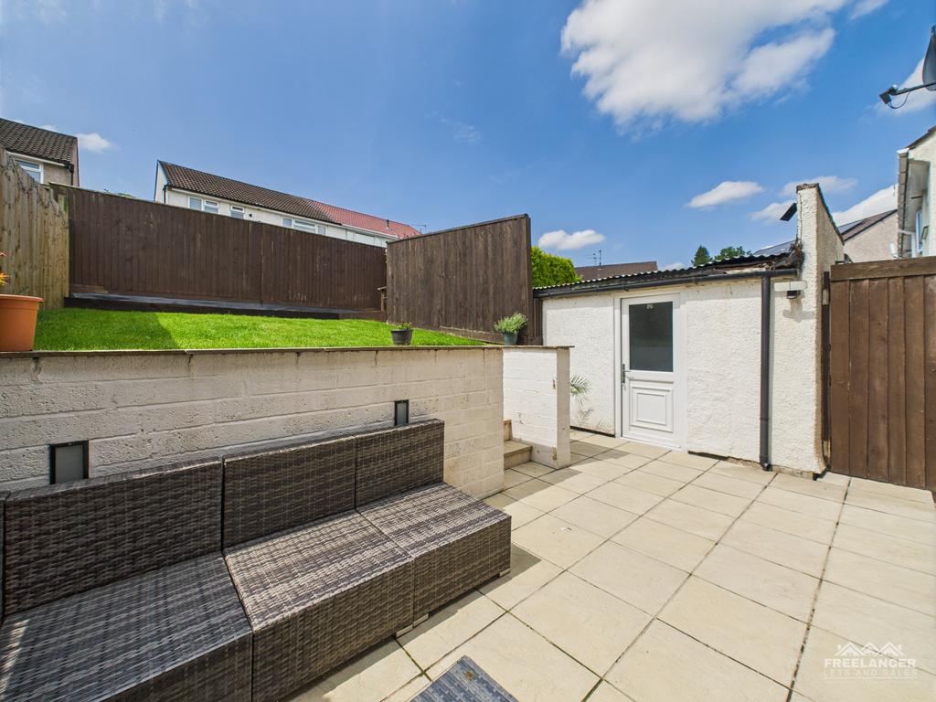 Garden with garage s
