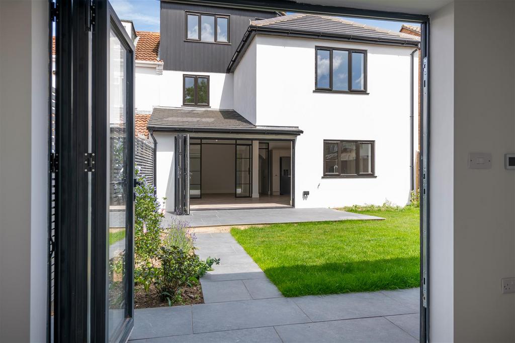 40 Burgh Heath externals-18.jpg
