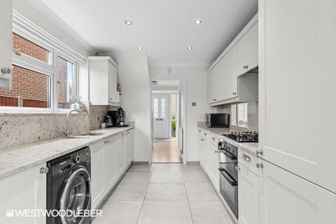 18 Marshcroft Drive, Cheshunt, Waltham Cross, EN8 8XA