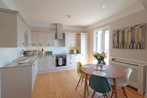14a Daglands Road, Fowey, PL23 1JL