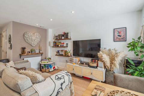 1 bedroom flat for sale, Park Road, Bushey, WD23