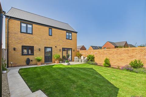 18 Ruby Avenue, Bishops Cleeve, Cheltenham, GL52 7ZN