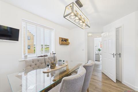 18 Ruby Avenue, Bishops Cleeve, Cheltenham, GL52 7ZN