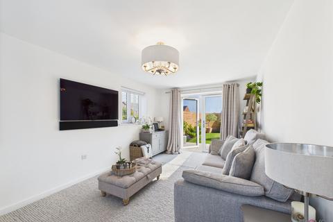 18 Ruby Avenue, Bishops Cleeve, Cheltenham, GL52 7ZN