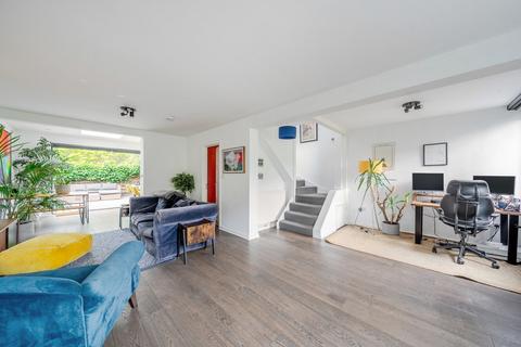 28 Rayners Road, London, SW15 2AZ