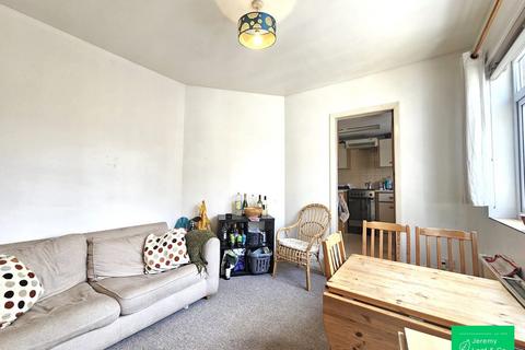 3 bedroom flat to rent, High Road, East Finchley, N2