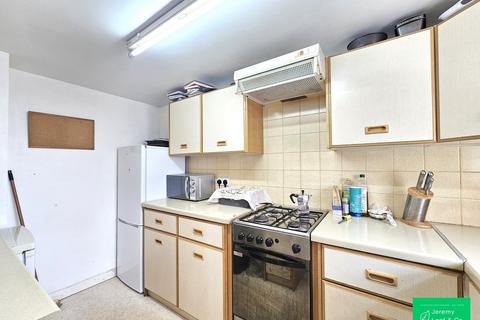 3 bedroom flat to rent, High Road, East Finchley, N2