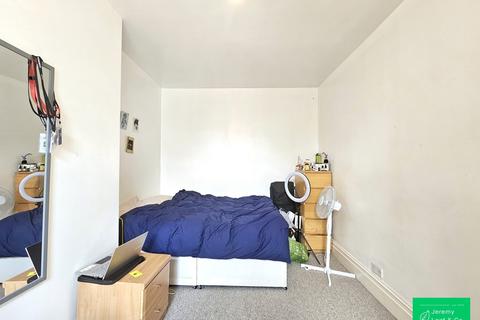 3 bedroom flat to rent, High Road, East Finchley, N2