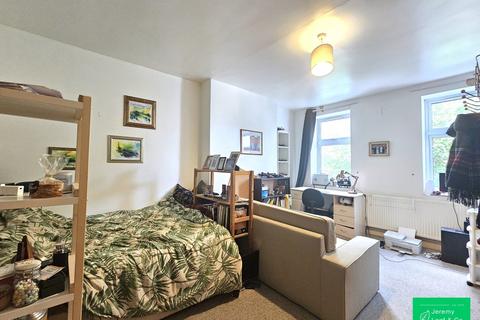 3 bedroom flat to rent, High Road, East Finchley, N2