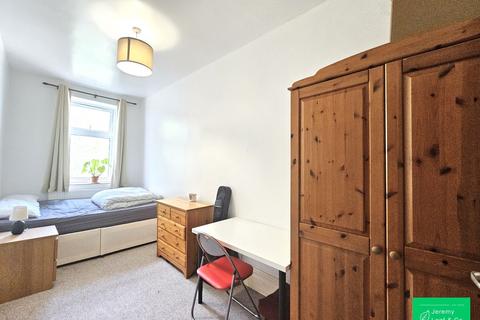 3 bedroom flat to rent, High Road, East Finchley, N2
