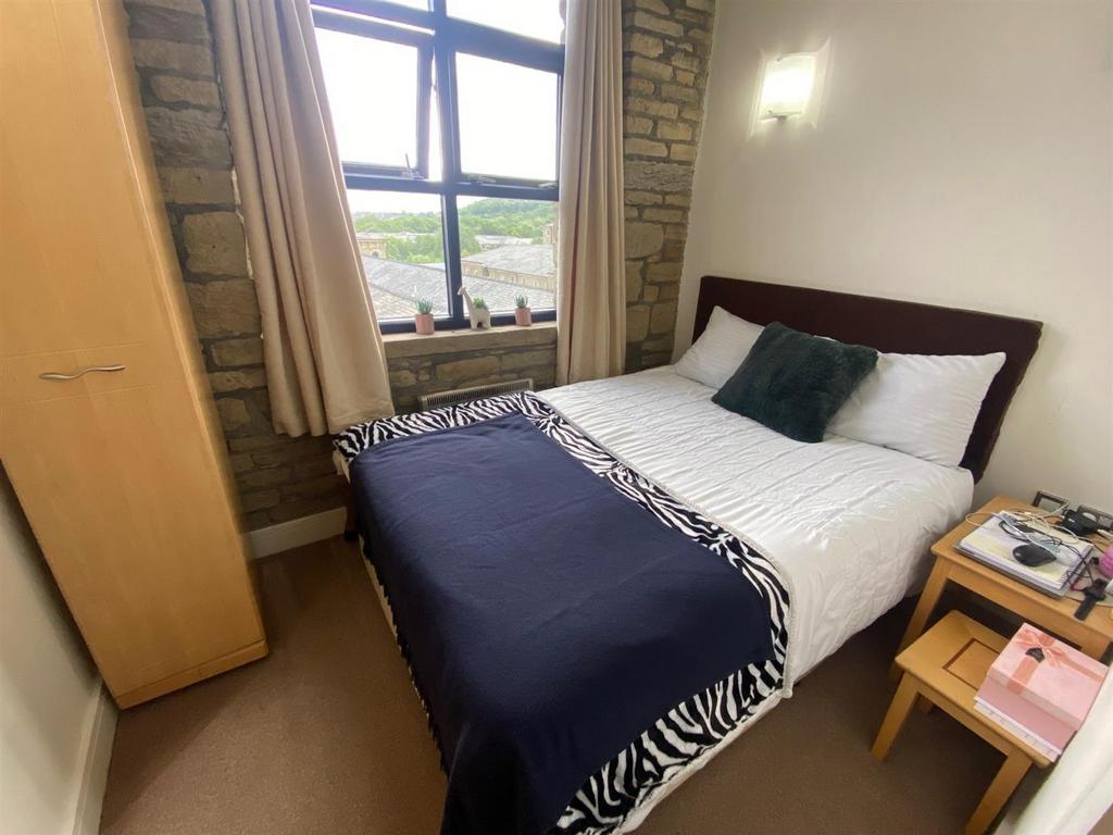 Bed 2.jpg