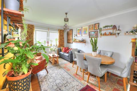 2 bedroom flat for sale, Avenue Road, London, N14