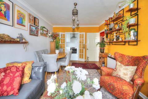 2 bedroom flat for sale, Avenue Road, London, N14